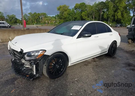 2017 Mercedes-Benz C 300 z USA, uszkodzony, nr VIN 55SWF4JB8HU220918